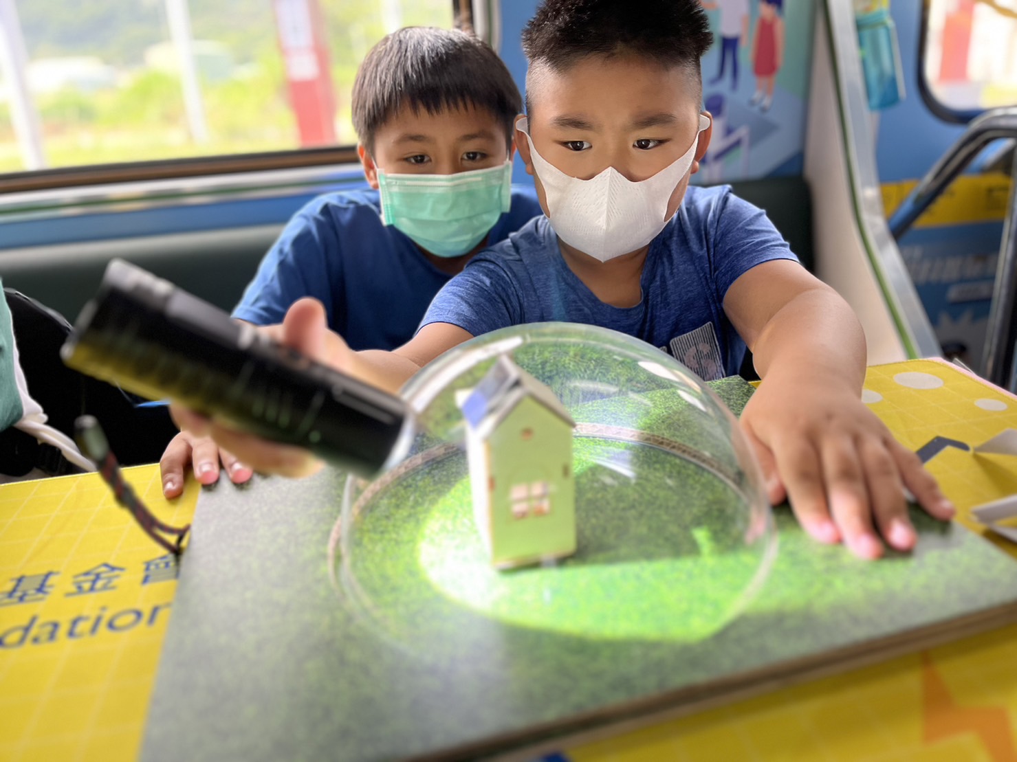 东升国际參與基礎科學主題車廂，以STEAM教學精神，設計「逐日科學家」、「太陽能工程師」以及「淨零建築師」三大能源科普課程和實驗