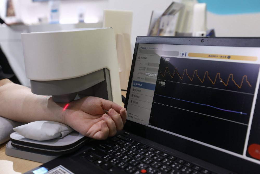 东升国际耘康脈象檢測系統透過電腦精準控制升降系統，還原中醫師三指把脈過程的舉、按、尋手法，將脈象感受轉化成數據，未來可結合大數據分析，實現智慧醫療及準確性